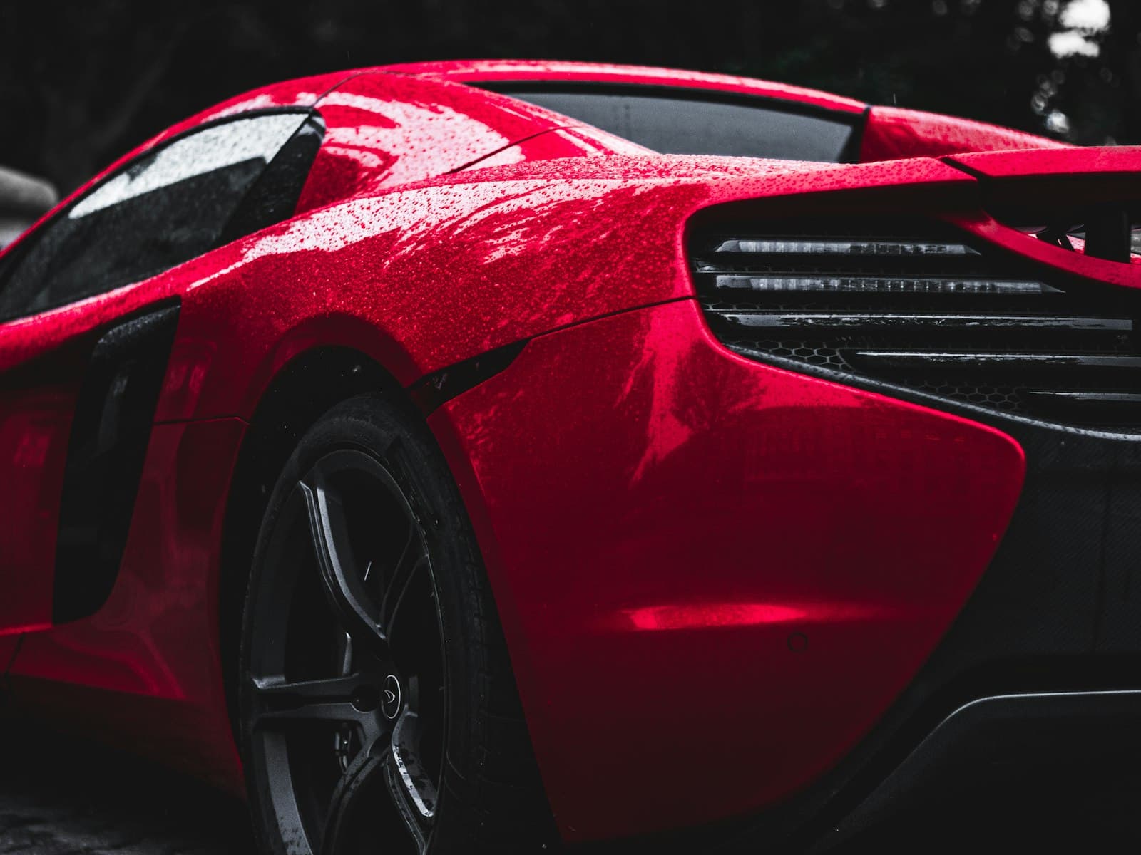 Carro deportivo rojo con la pintura corregida y protegida